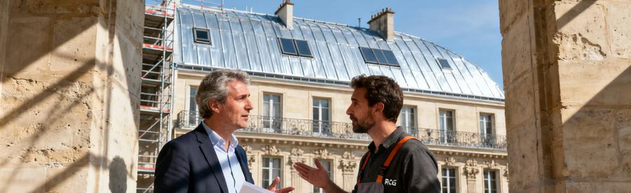 Artisan RGE et Architecte des Bâtiments de France étudiant les contraintes réglementaires pour installation solaire Paris 2e